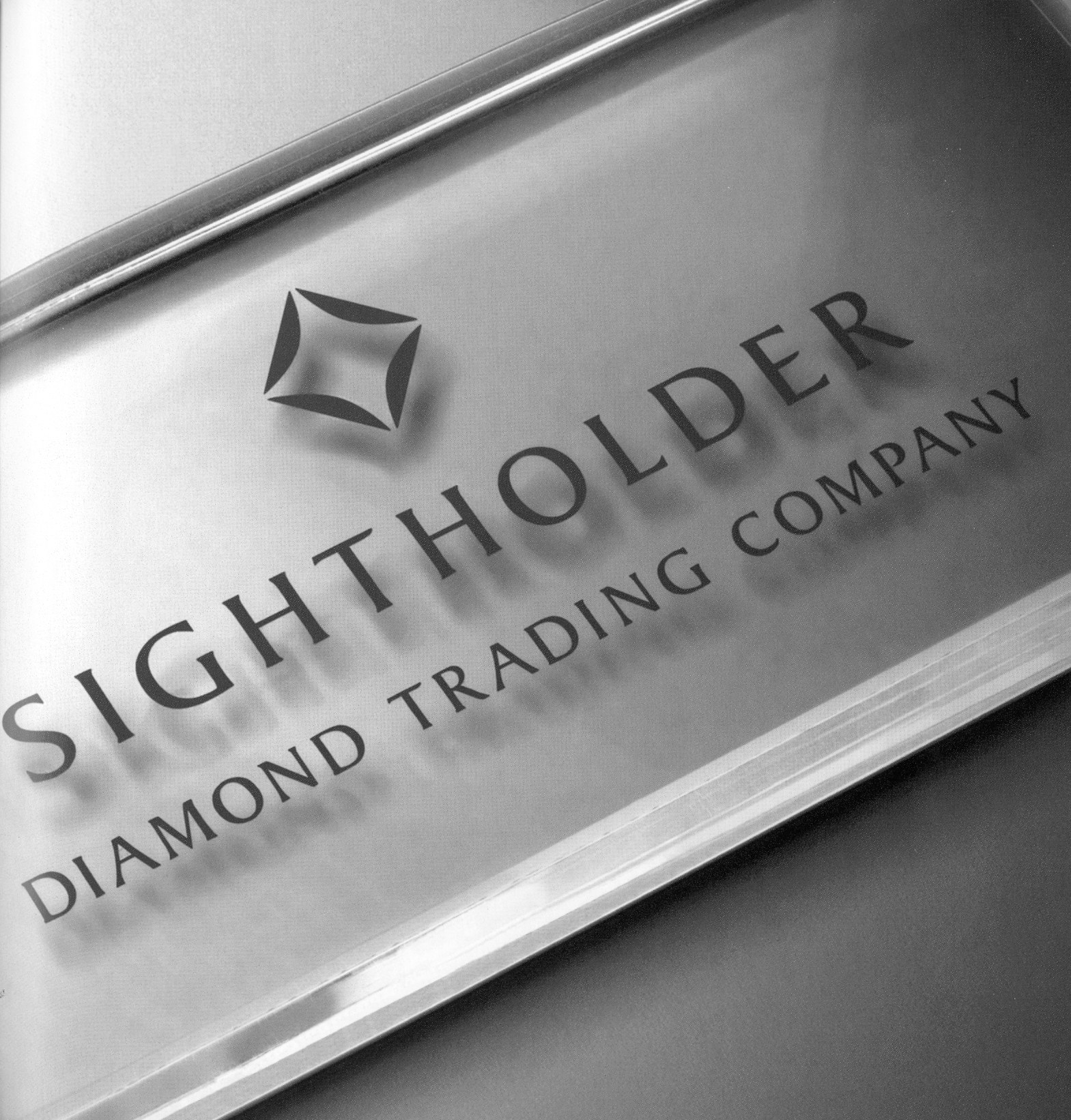 Chow Sang Sang became a Sightholder of the Diamond Trading Company (DTC) of the De Beers group, thus able to source rough diamonds directly from the world's largest supplier